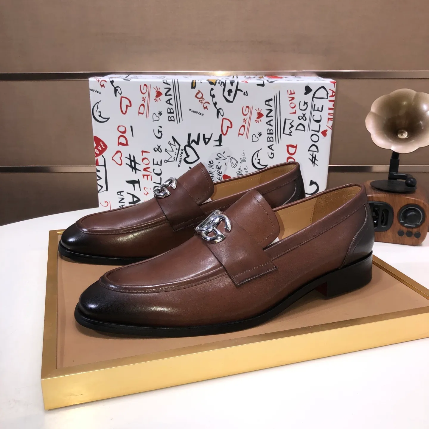 Ex-factory price 500💰DG top quality🔍🔍men's new leather shoes🚹Sold simultaneously at counters⚠Shoe uppers are imported cowhide from Italy, fully imported cowhide lining, imported accessories💪💪, completely 1⃣️ to 1⃣️replica🇮🇹 💪💪, ⚠Sole: The original sole is specially provided by the original factory, the exclusive movable molded sole is super comfortable, ⚠The original factory follows the order, 🔍🔍high quality, you can enter and exit the counter at will, welcome to compare ⚠Number of sizes: 38-44 (45 customized)
